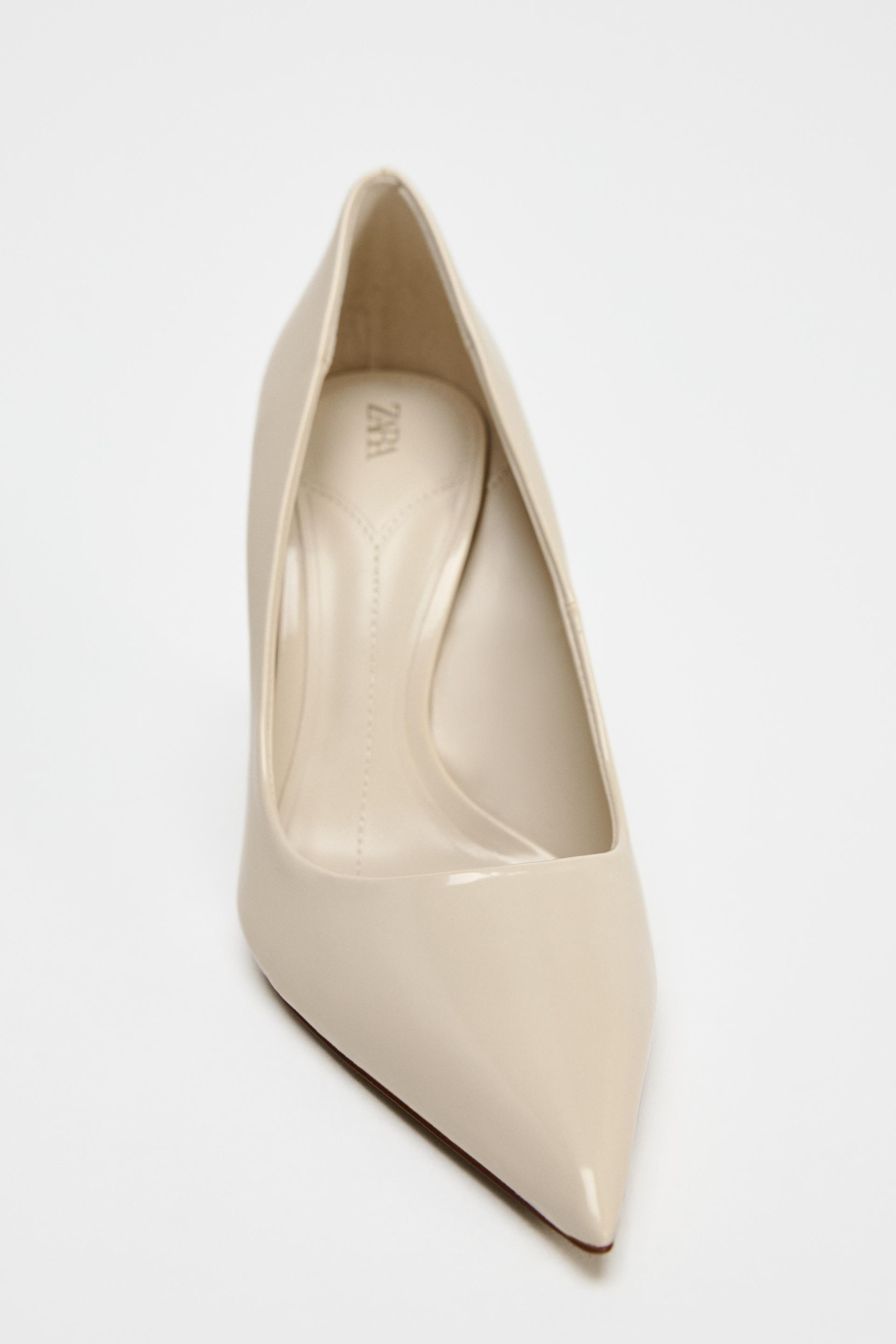 Stiletto heel patent effect high heels. Pointed toes and round topline.