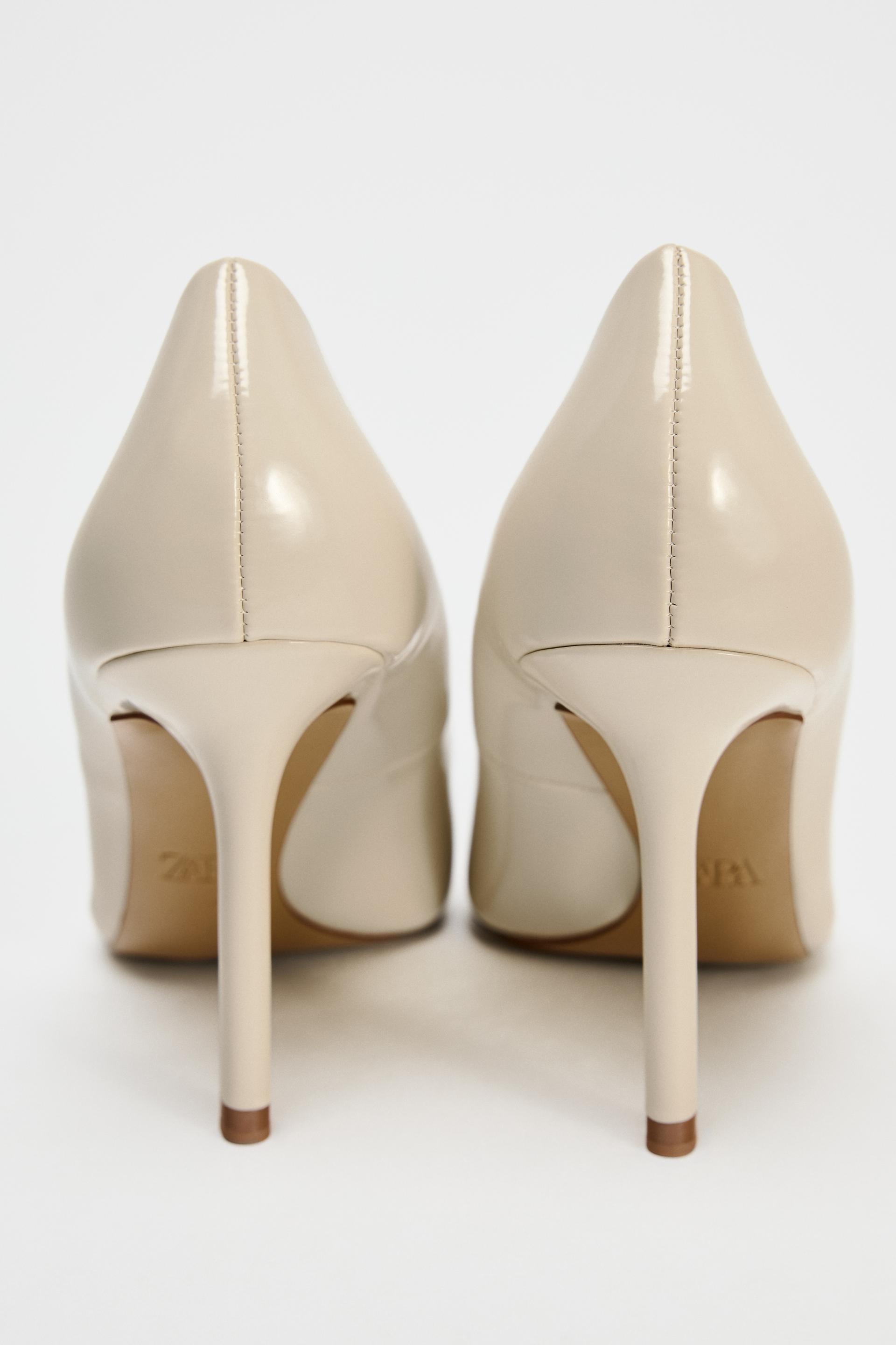 Stiletto heel patent effect high heels. Pointed toes and round topline.