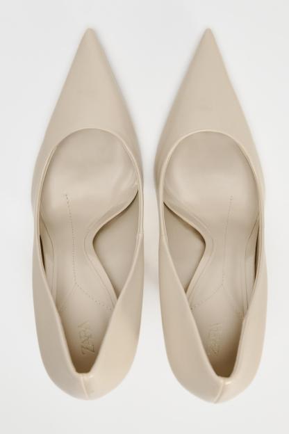 Stiletto heel patent effect high heels. Pointed toes and round topline.