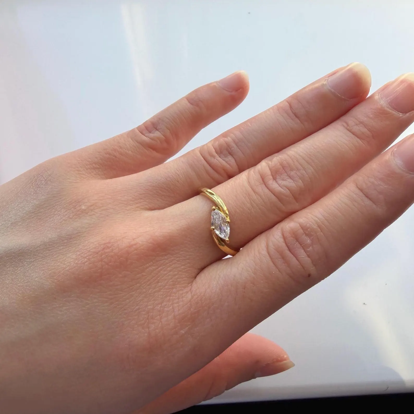 Anello dorato minimalista con taglio a navetta, anello aperto raffinato, elegante anello di fidanzamento, anello originale, anello di promessa dorato da donna