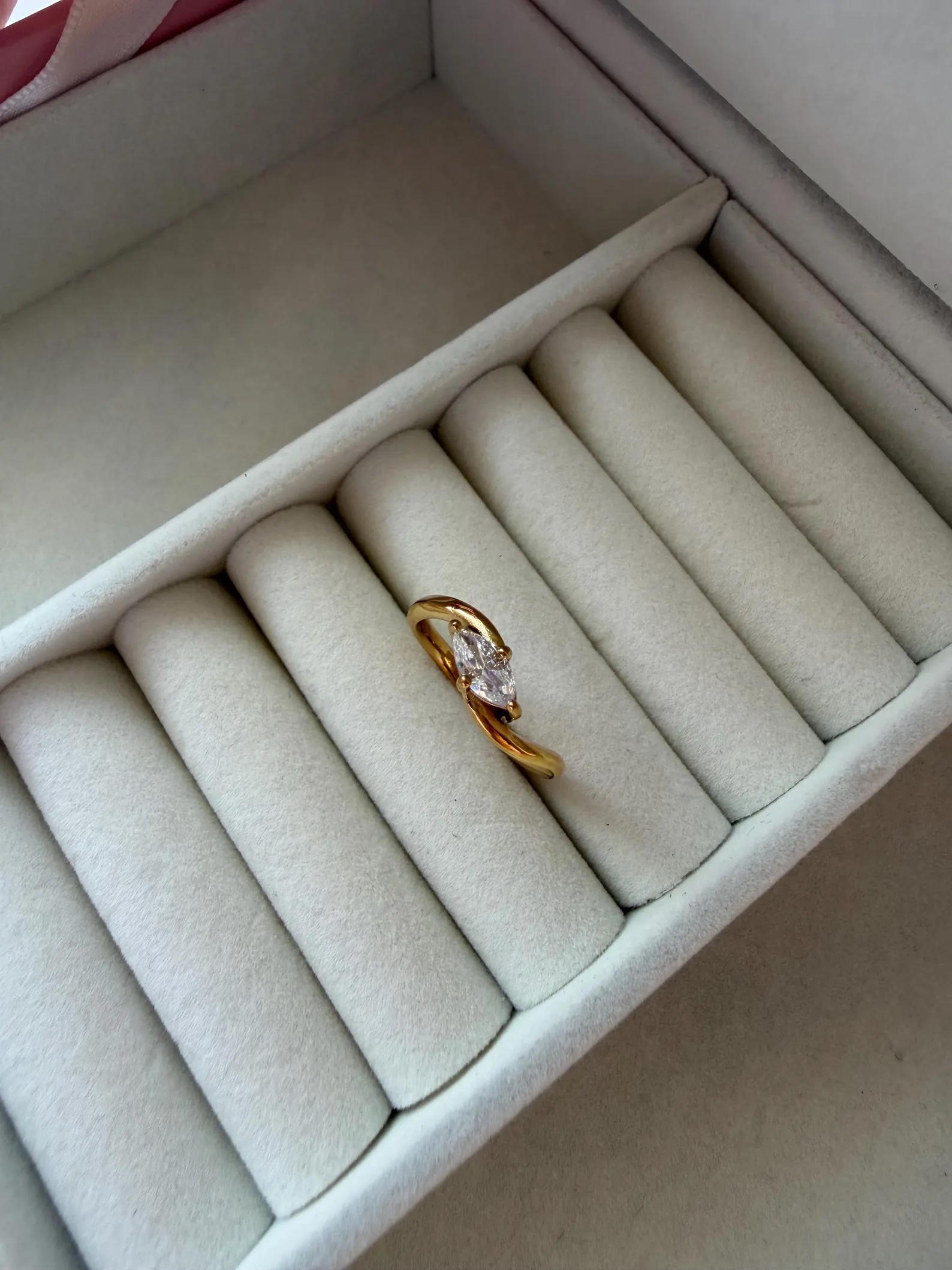 Anello dorato minimalista con taglio a navetta, anello aperto raffinato, elegante anello di fidanzamento, anello originale, anello di promessa dorato da donna