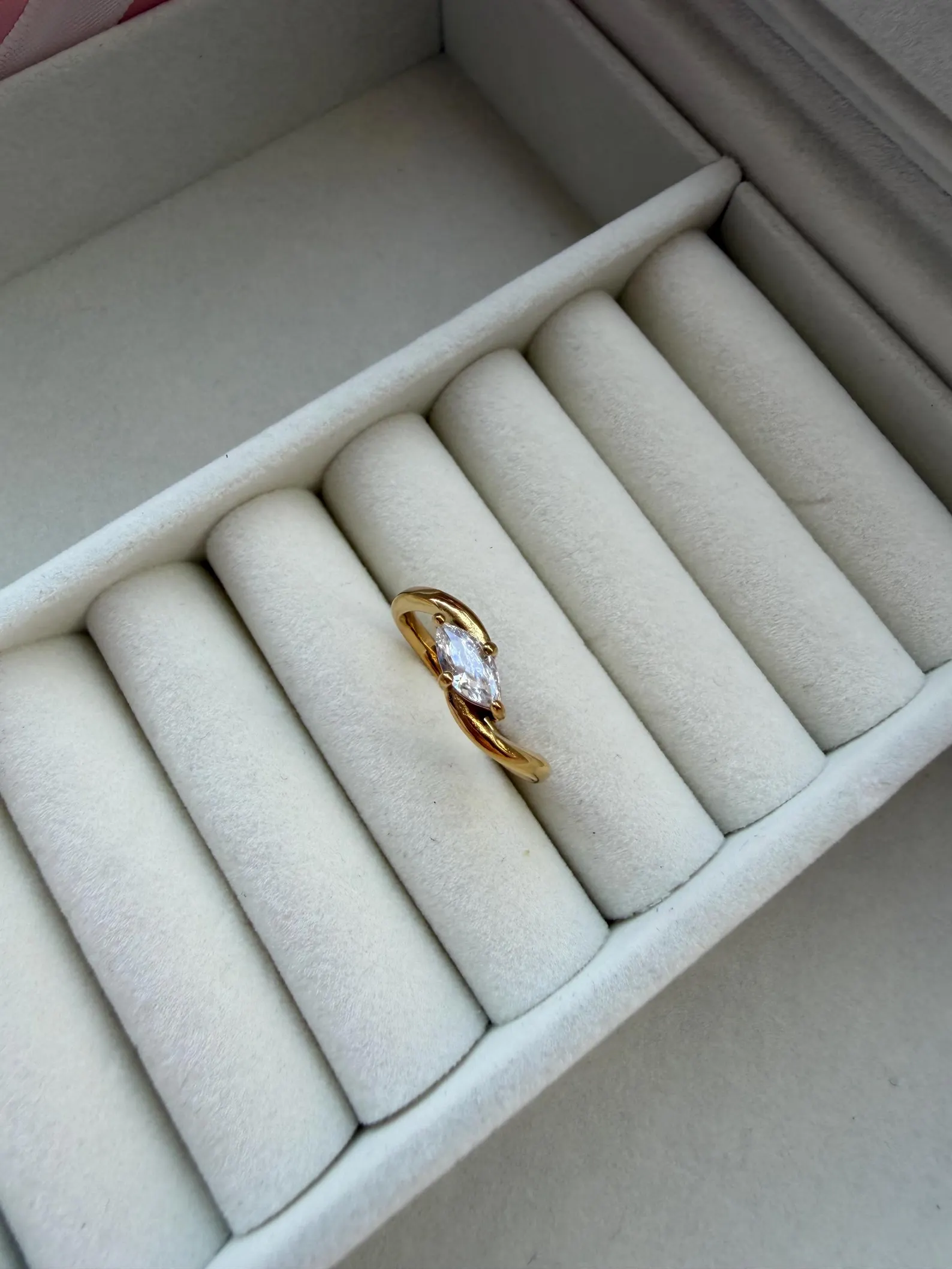 Anello dorato minimalista con taglio a navetta, anello aperto raffinato, elegante anello di fidanzamento, anello originale, anello di promessa dorato da donna