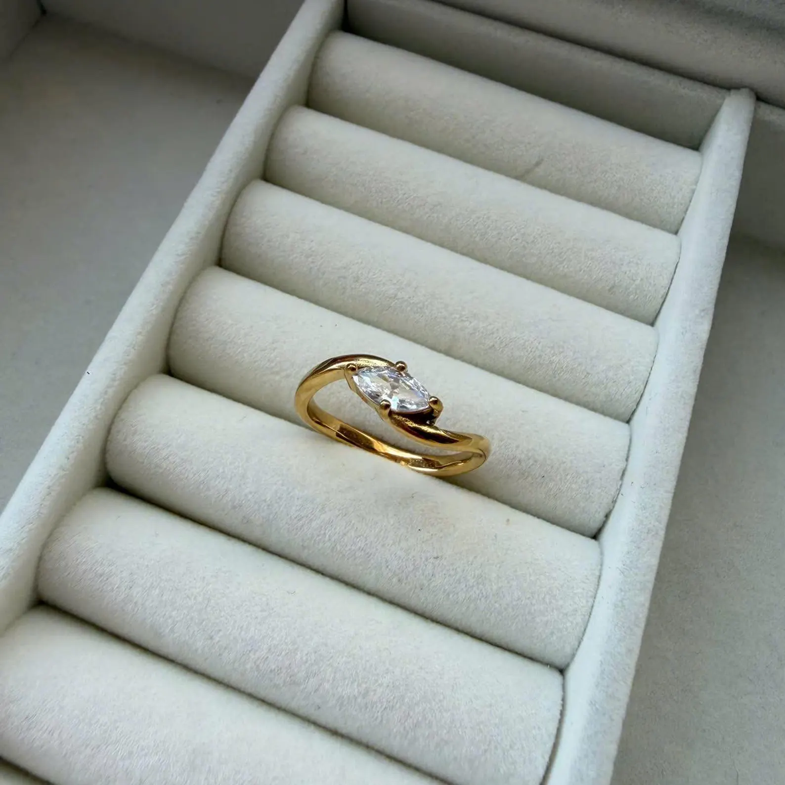 Anello dorato minimalista con taglio a navetta, anello aperto raffinato, elegante anello di fidanzamento, anello originale, anello di promessa dorato da donna