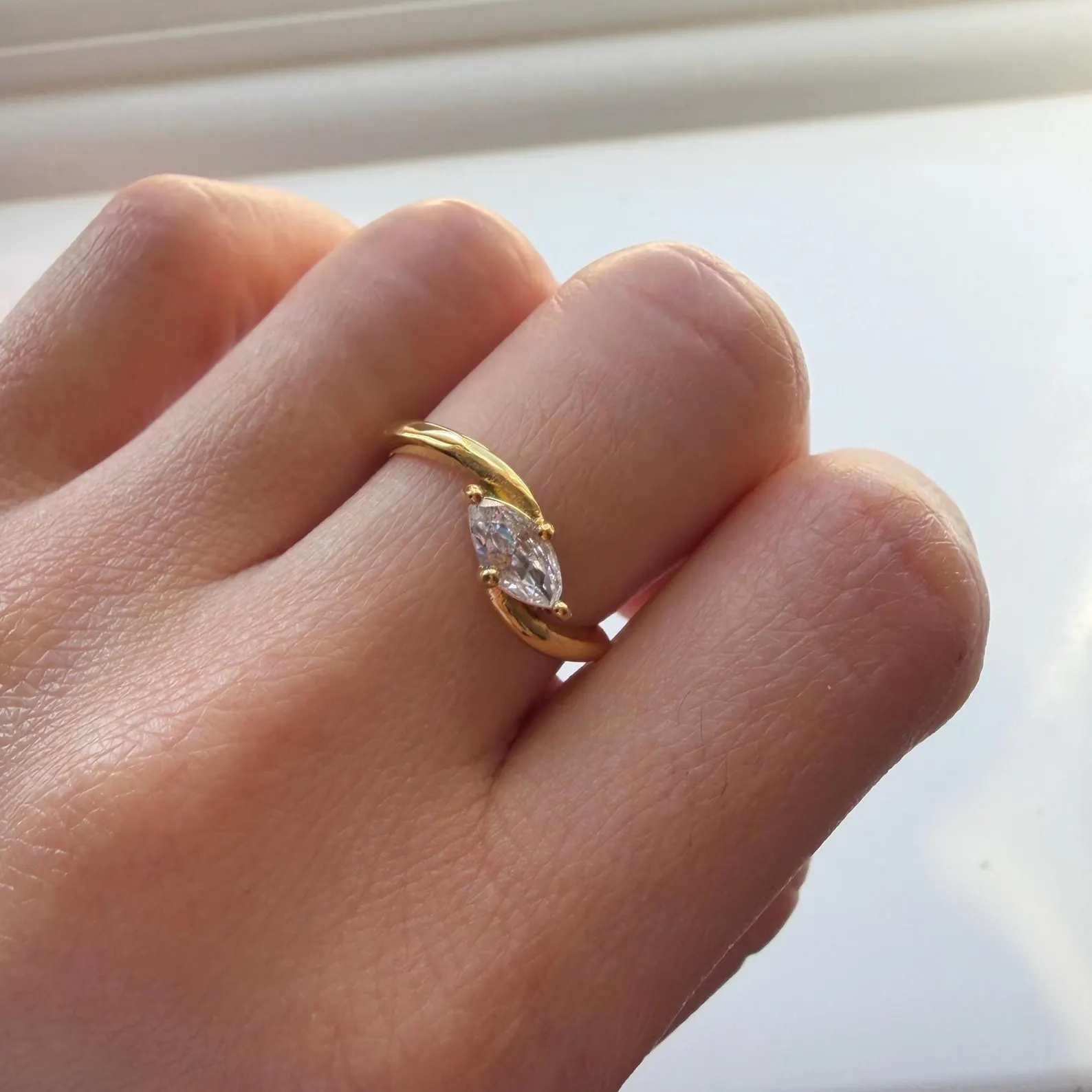 Anello dorato minimalista con taglio a navetta, anello aperto raffinato, elegante anello di fidanzamento, anello originale, anello di promessa dorato da donna