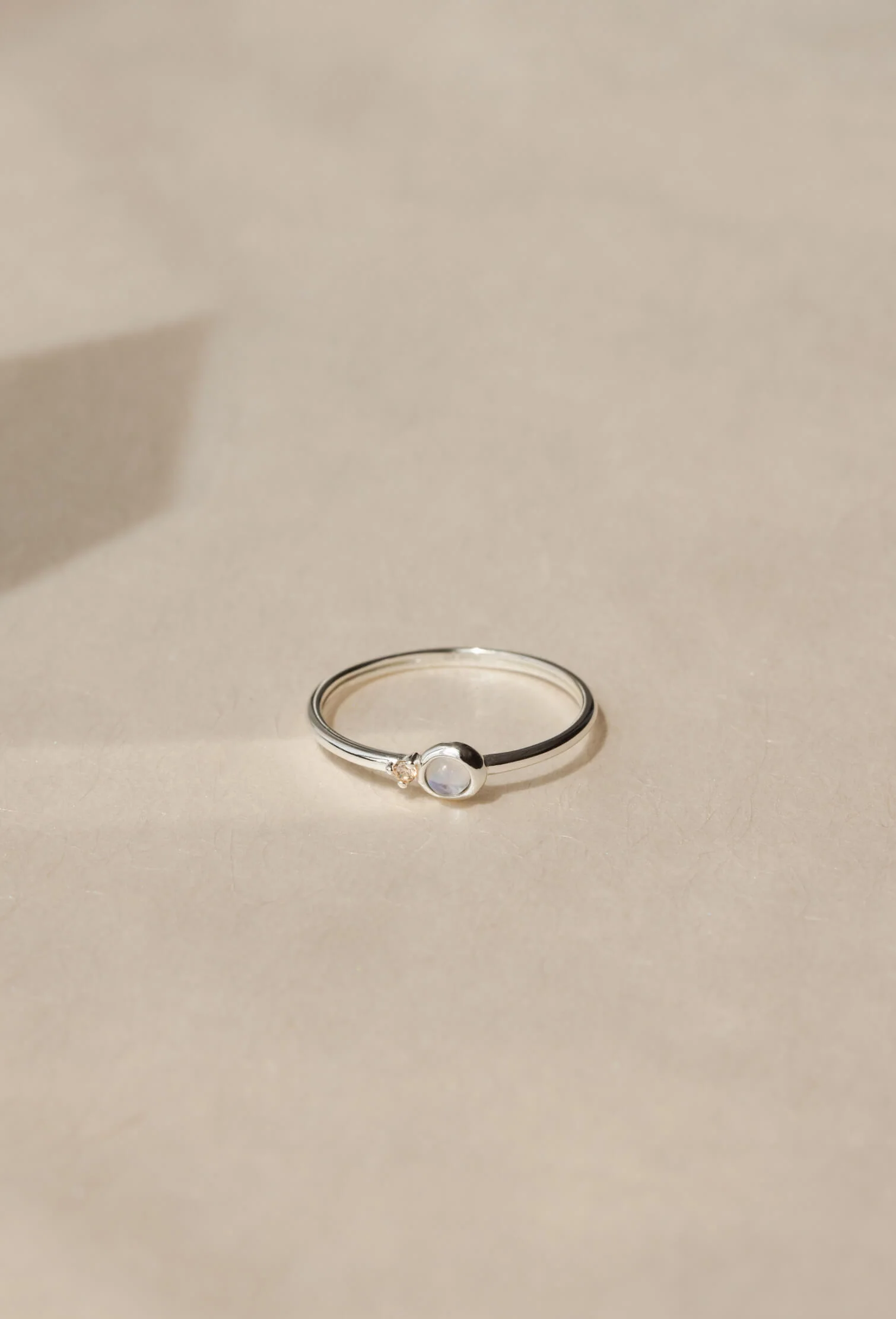 Anello con pietra di luna naturale e cristallo champagne