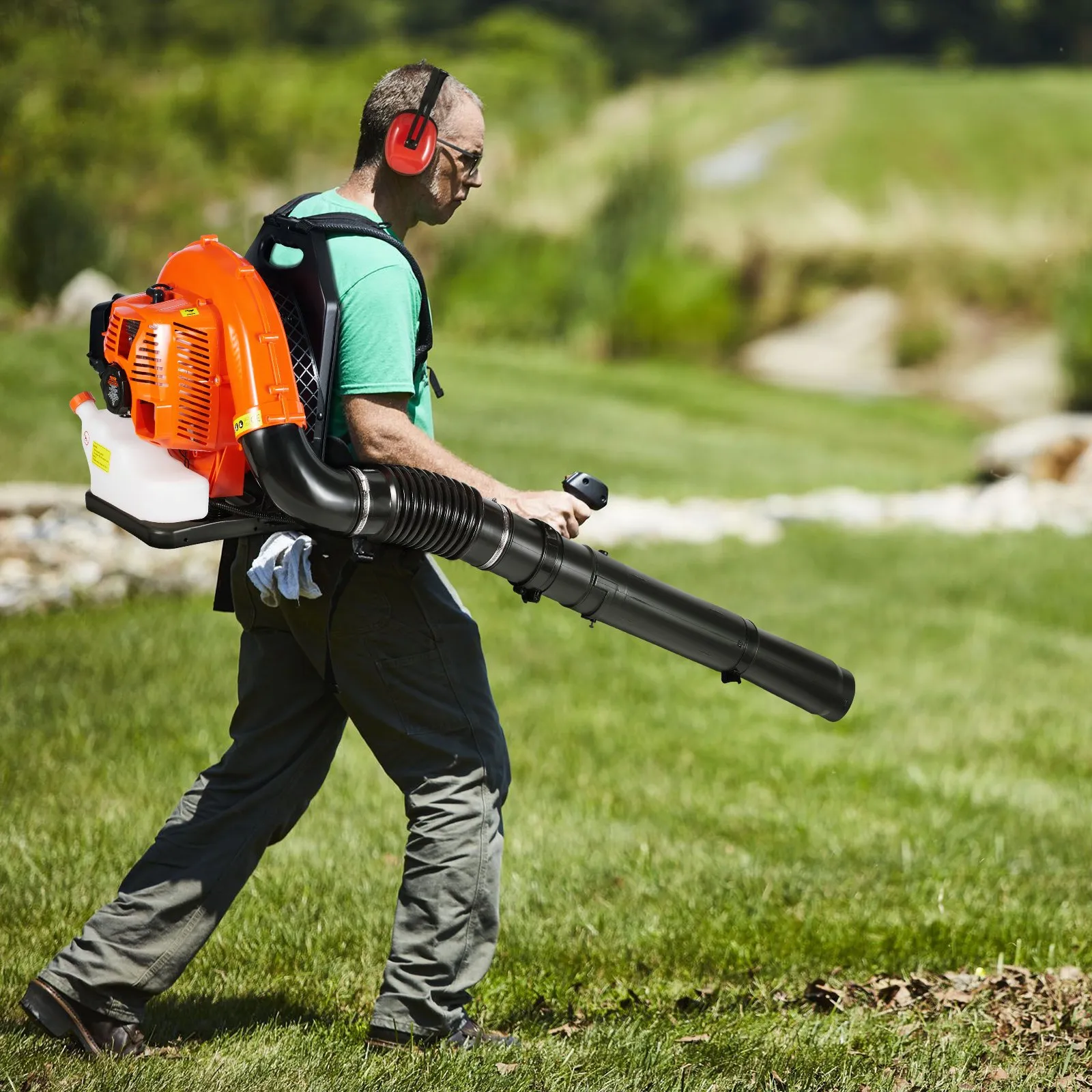 A VEVOR háti lombfúvó 79 köbcentis kétütemű benzinmotorral, 3 literes üzemanyagtartállyal, 930 CFM légáramlással és 184 MPH szélsebességgel ideális gyepápoláshoz, levéleltávolításhoz és hóeltakarításhoz.