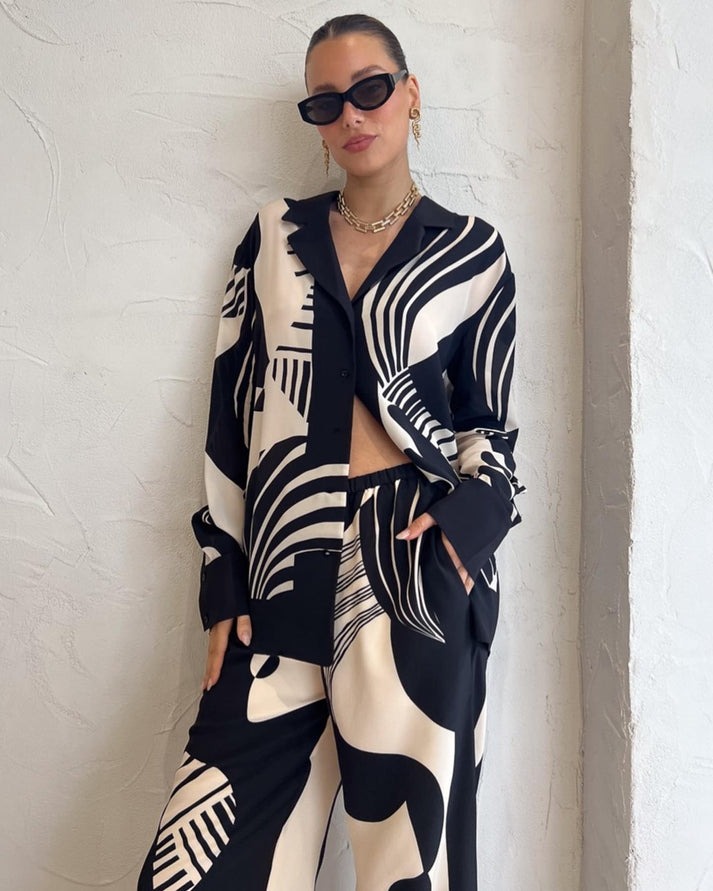 VERSATILE BLACK AND WHITE SET