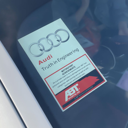Kreative Autoaufkleber für die Windschutzscheibe mit Logo