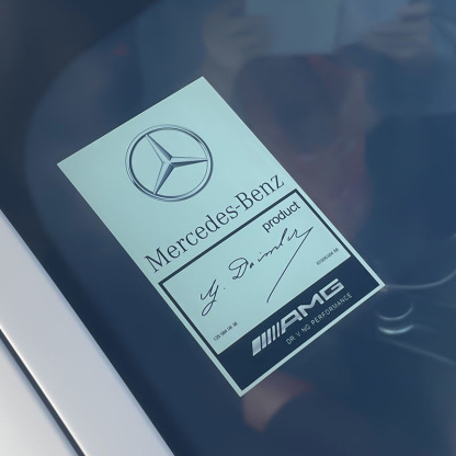 Kreative Autoaufkleber für die Windschutzscheibe mit Logo