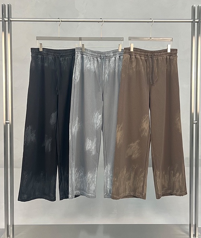 Verwaschene, abgenutzte Graffiti-Hose mit lockerem, geradem Bein