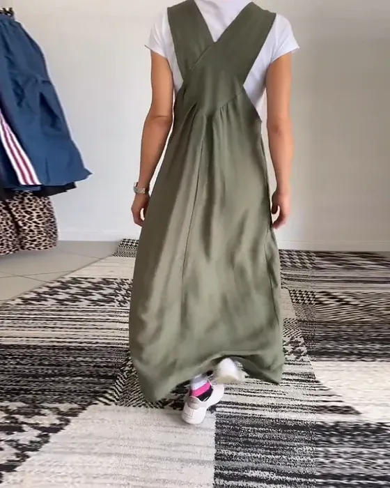 Lässiges Kleid mit einfarbigen Hosenträgern