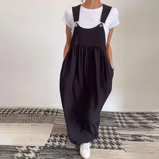 Lässiges Kleid mit einfarbigen Hosenträgern