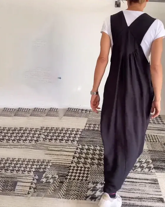 Lässiges Kleid mit einfarbigen Hosenträgern