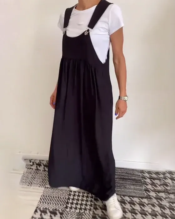 Lässiges Kleid mit einfarbigen Hosenträgern