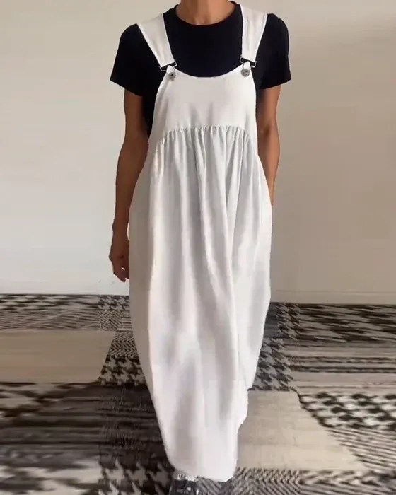 Lässiges Kleid mit einfarbigen Hosenträgern