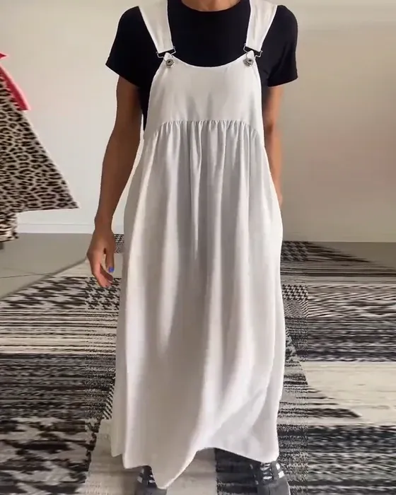 Lässiges Kleid mit einfarbigen Hosenträgern
