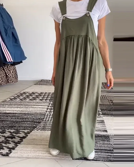 Lässiges Kleid mit einfarbigen Hosenträgern