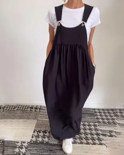 Lässiges Kleid mit einfarbigen Hosenträgern
