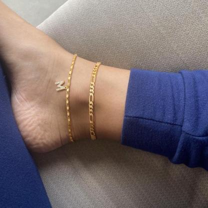 Fußkettchen-Set mit feiner Kette und Initialen-Anhänger