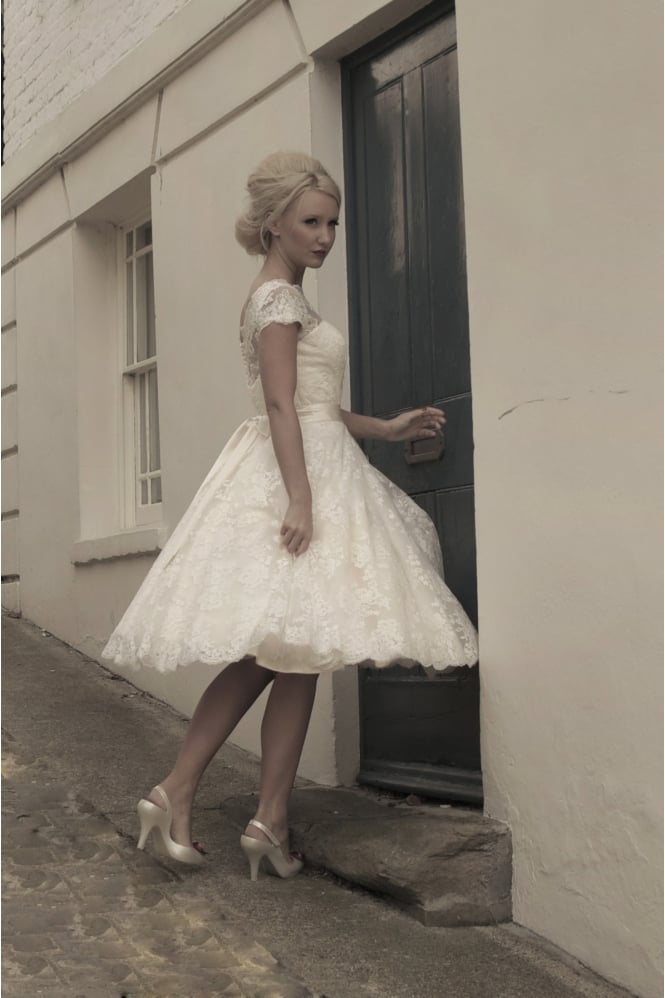 Elegant Short Sleeves Tulle Lace Appliques Mini Wedding Dress