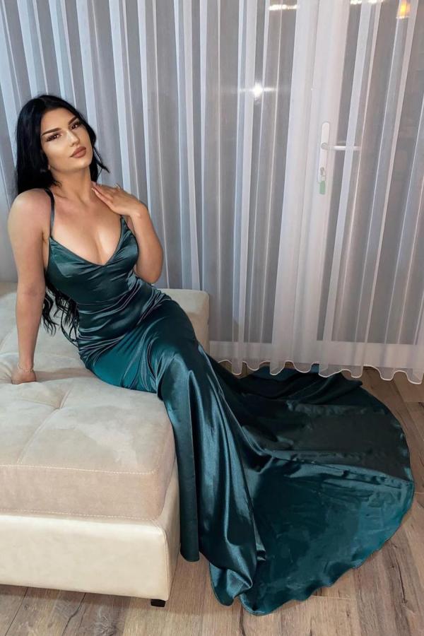 Elegant green Spaghetti Strap Sleeveless Mermaid Elastic Woven Satin Prom Dress with Sweep Train