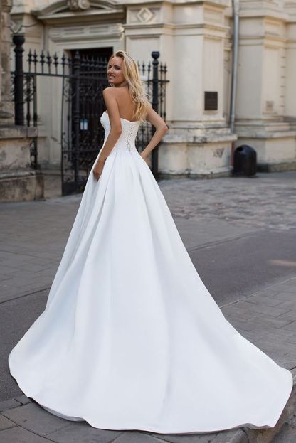 Simple Strapless White A-line Zipper up A-line Princess Wedding Dress