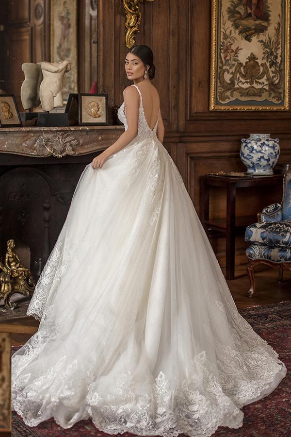Sleeveless V-neck A-line Princess Lace Wedding Dresses