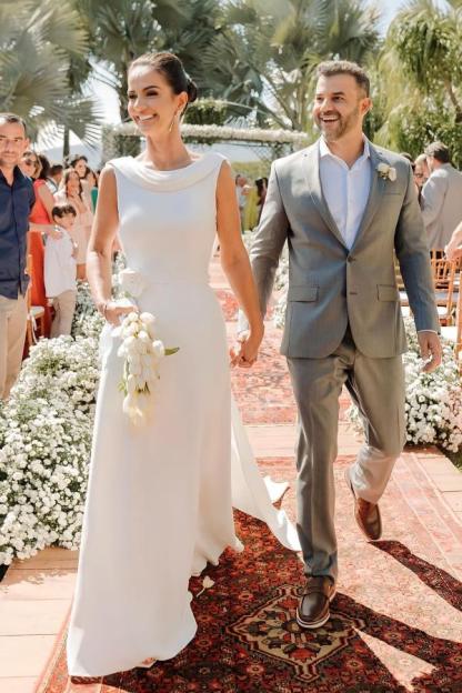 Elegant Jewel Neck Sleeveless A-Line Wedding Dresses with Court Train