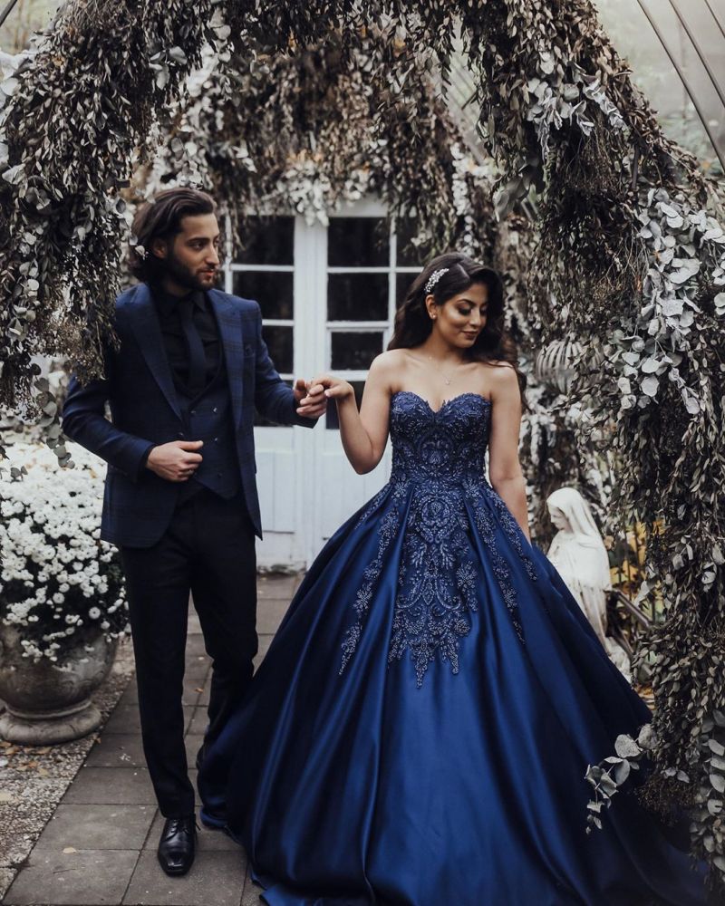 Charming Sweetheart Sleeveless Lace Appliques Navy Blue Wedding Party Gown