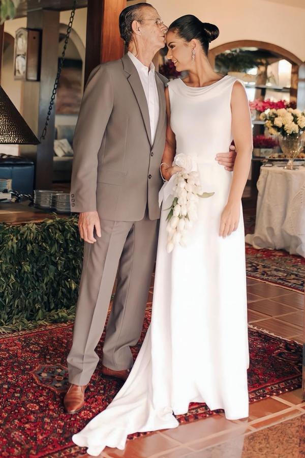 Elegant Jewel Neck Sleeveless A-Line Wedding Dresses with Court Train