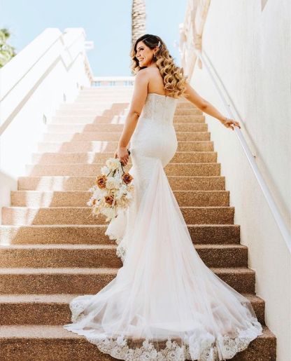 Elegant Appliques Lace Sweetheart Chapel Column Wedding Dresses