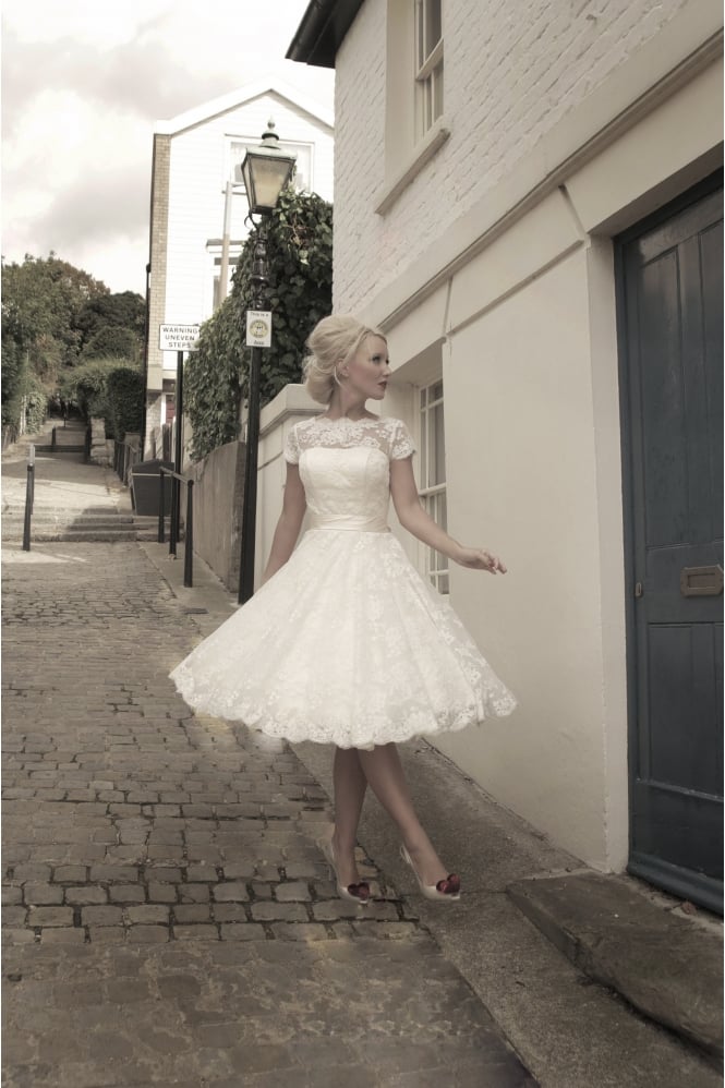 Elegant Short Sleeves Tulle Lace Appliques Mini Wedding Dress