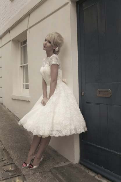 Elegant Short Sleeves Tulle Lace Appliques Mini Wedding Dress