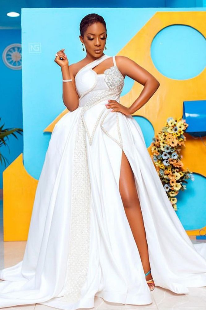 High Fashion One-shoulder Keyhole Ball Gown Lace Wedding Dress