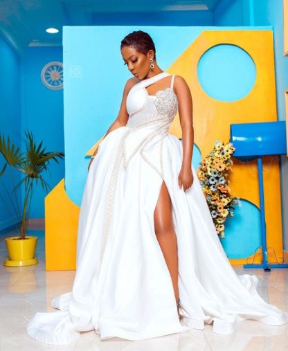 High Fashion One-shoulder Keyhole Ball Gown Lace Wedding Dress