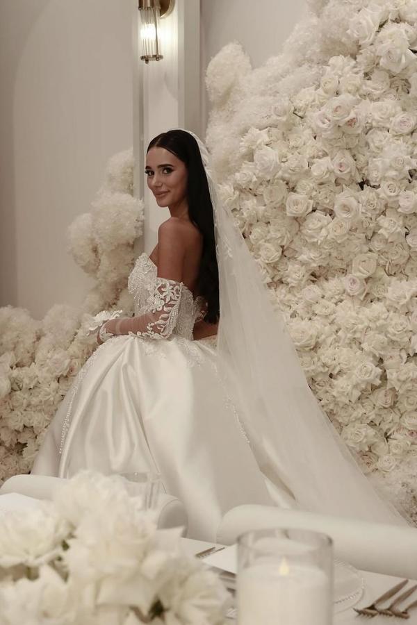 Exquisite Ball Gown Strapless Satin Lace Wedding Dresses with Train