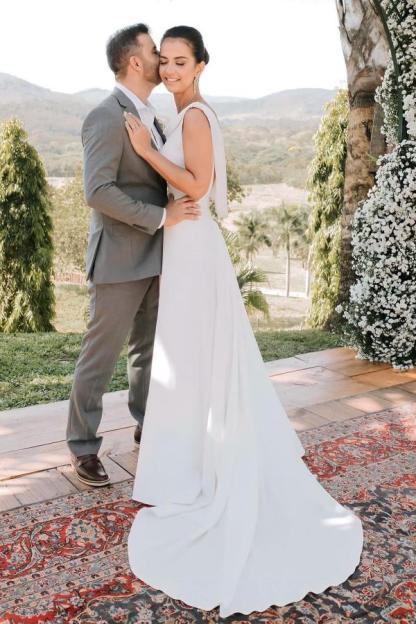 Elegant Jewel Neck Sleeveless A-Line Wedding Dresses with Court Train