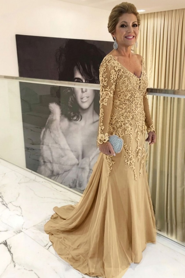 Mother of the bride and bridesmaids wearing coordinated wedding colors