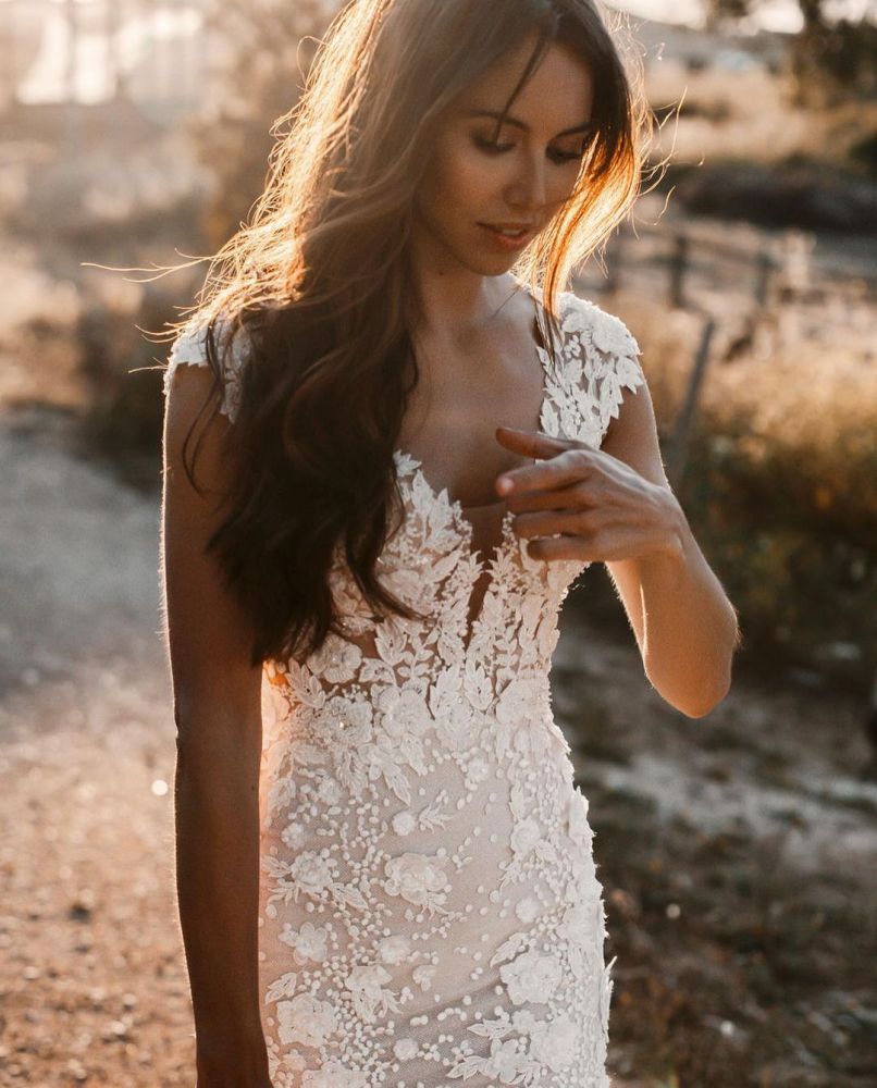 Chic V-Neck Floral Lace Tulle Mermaid Bridal Gown