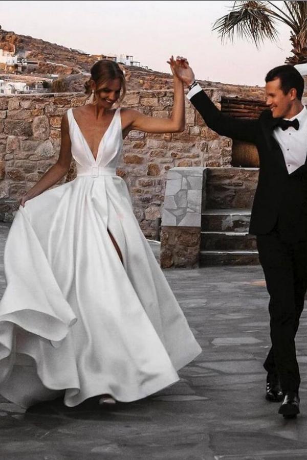 Elegant White Sleeveless V-neck Ivory Front split Wedding Dress