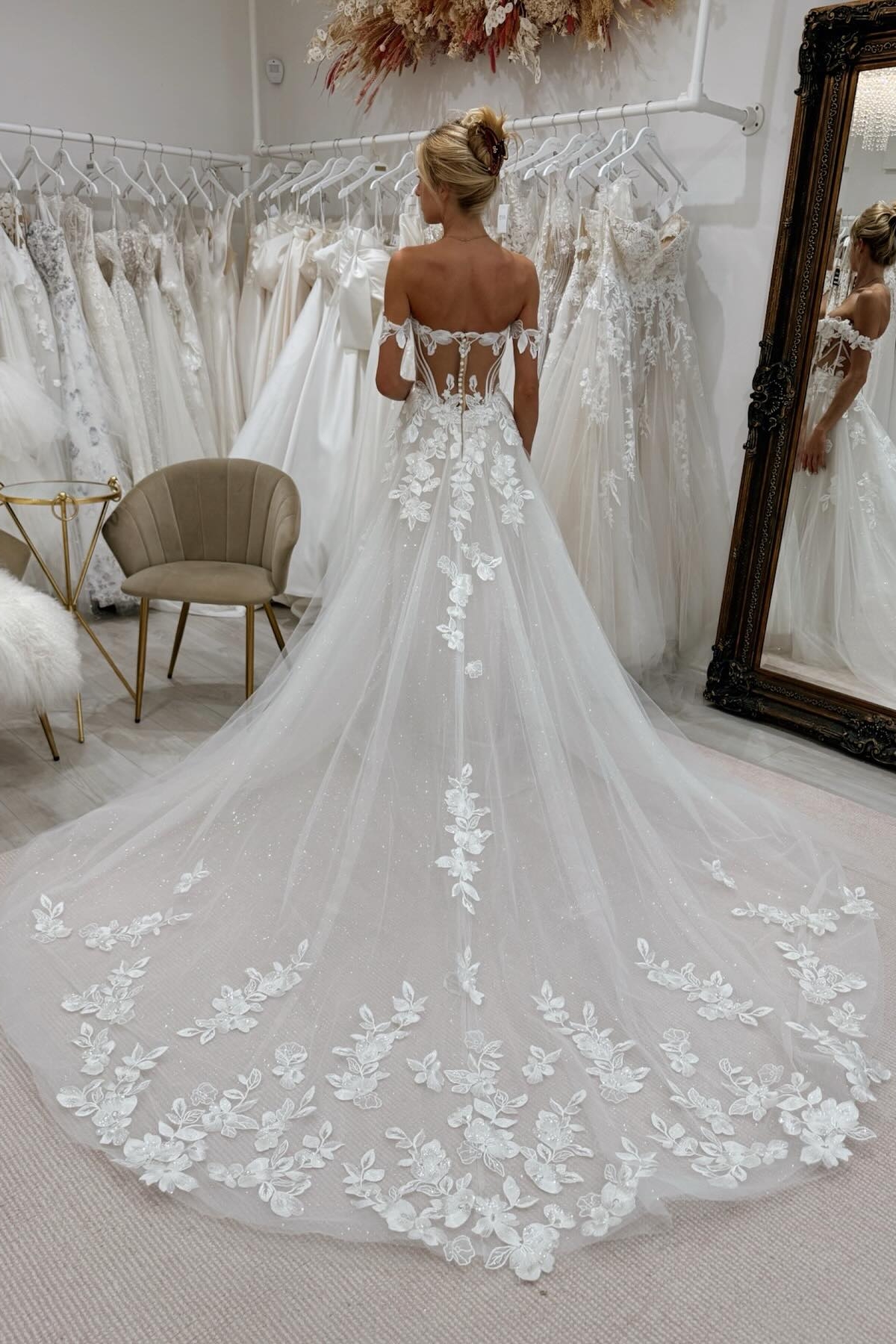 Beautiful Sweetheart Appliques Lace A-Line Wedding Dresses