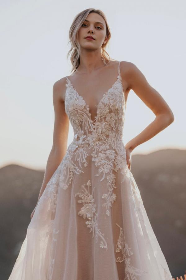 Elegant Sleeveless V-neck A-line Pleats Lace Boho Wedding Dresses