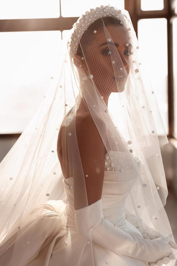 Elegant Strapless A-Line Cathedral Train Wedding Dress Stain Beaded Princess Wedding Dress