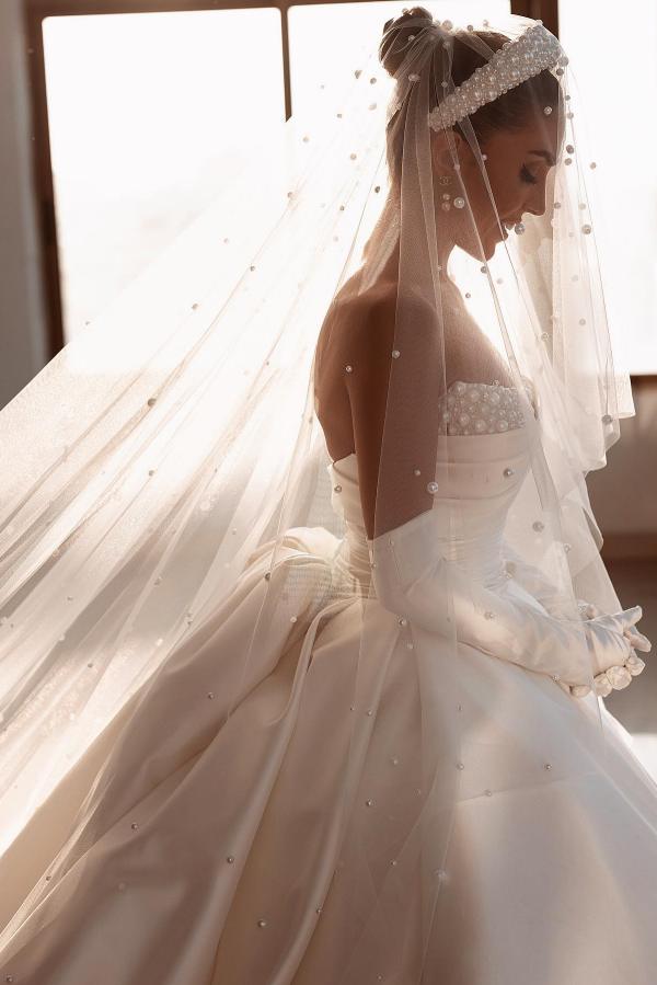 Elegant Strapless A-Line Cathedral Train Wedding Dress Stain Beaded Princess Wedding Dress