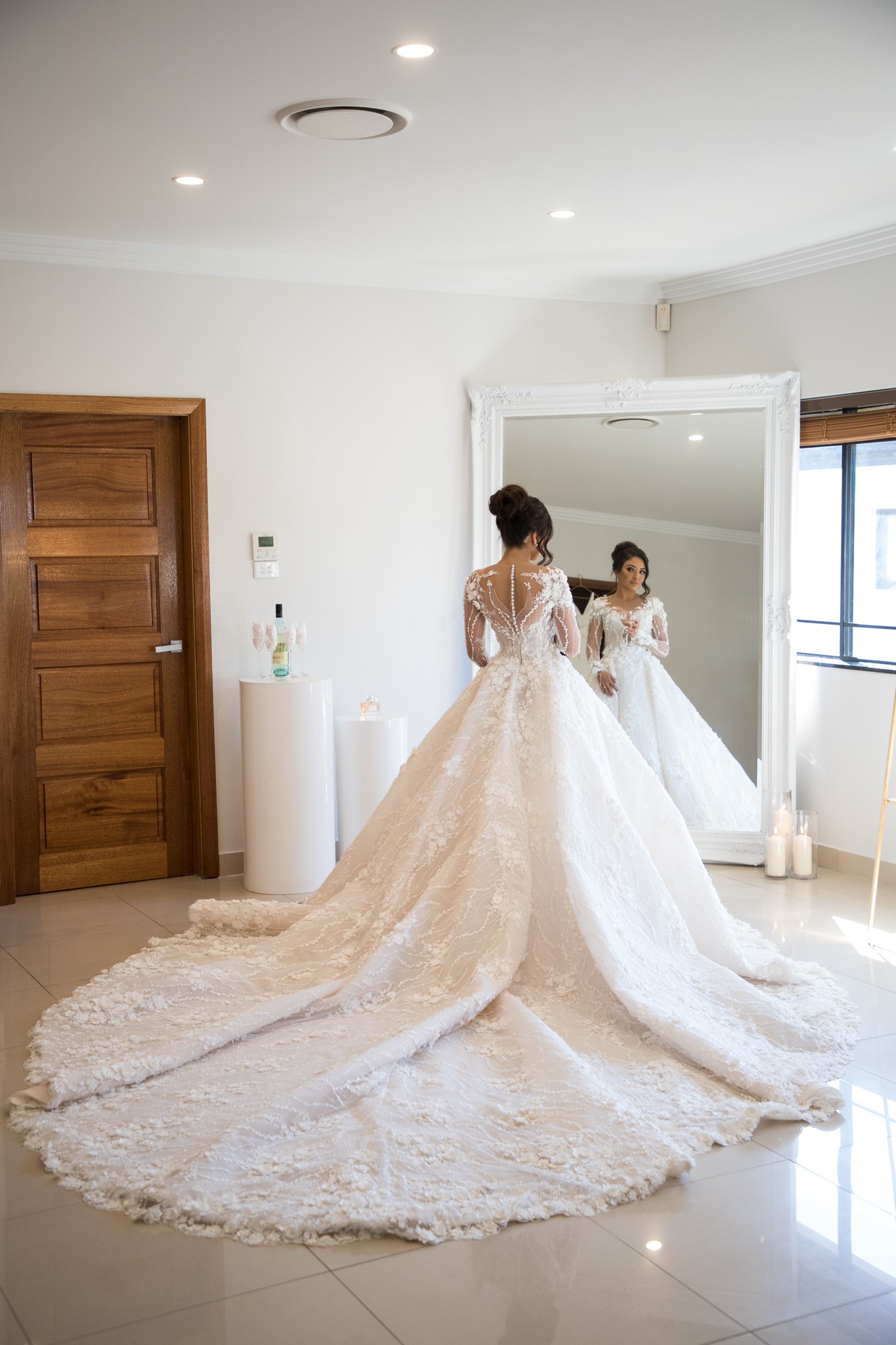Exquisite Long Sleeve Appliques Sheer Tulle A-line Bridal Gowns
