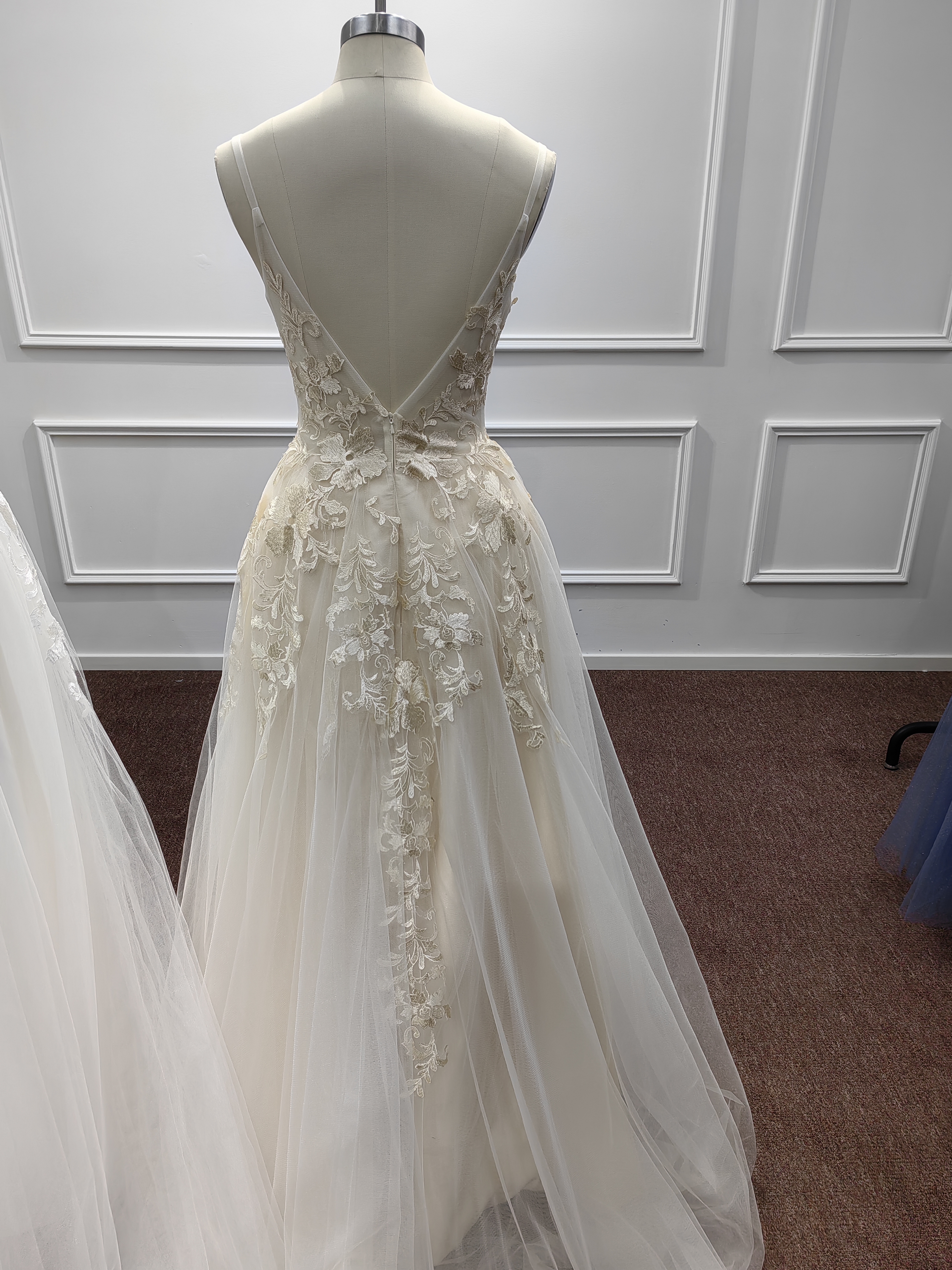 Graceful Appliques Tulle A-line Wedding Dress with Spaghetti Straps