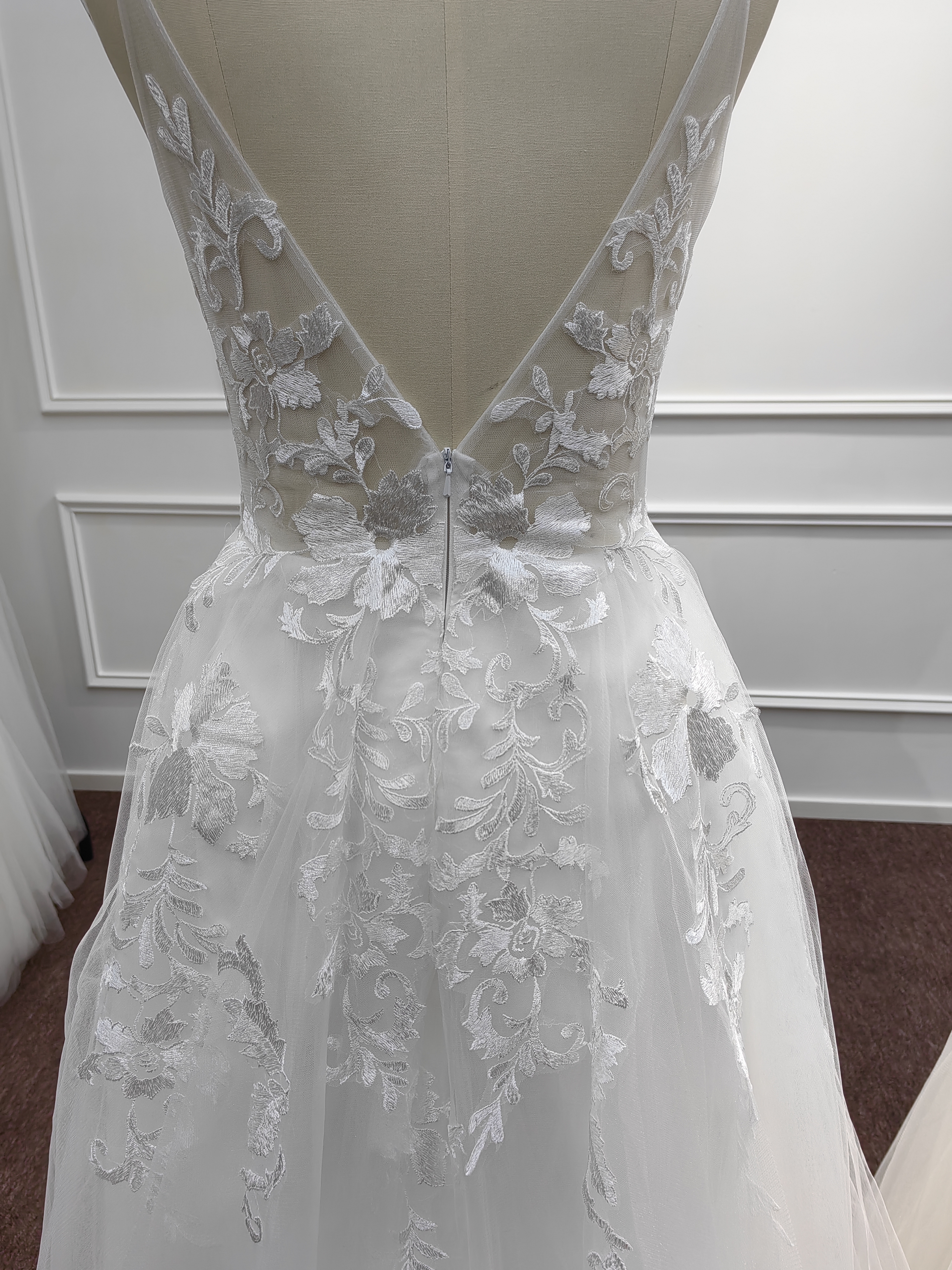 Graceful Appliques Tulle A-line Wedding Dress with Spaghetti Straps