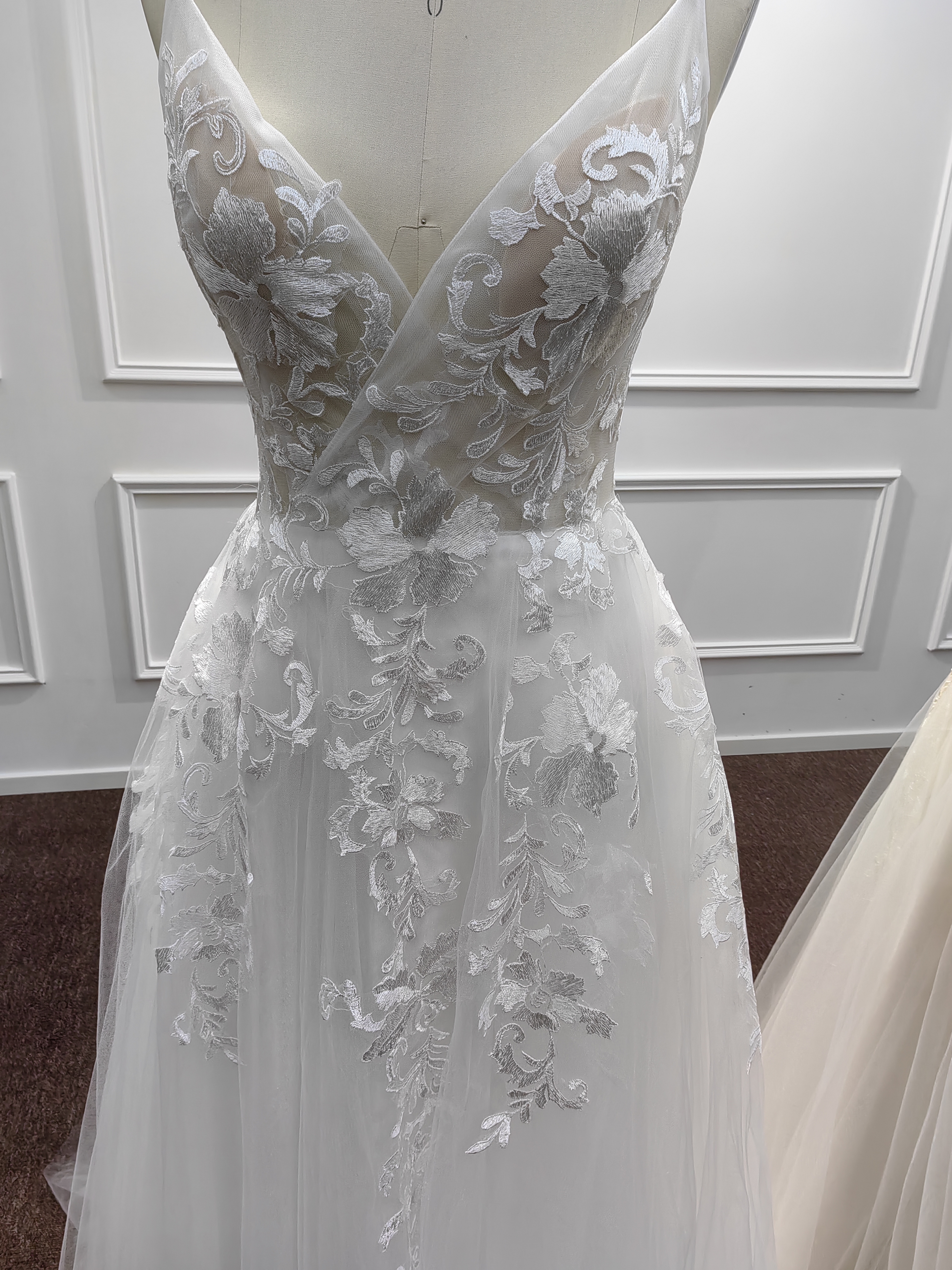 Graceful Appliques Tulle A-line Wedding Dress with Spaghetti Straps