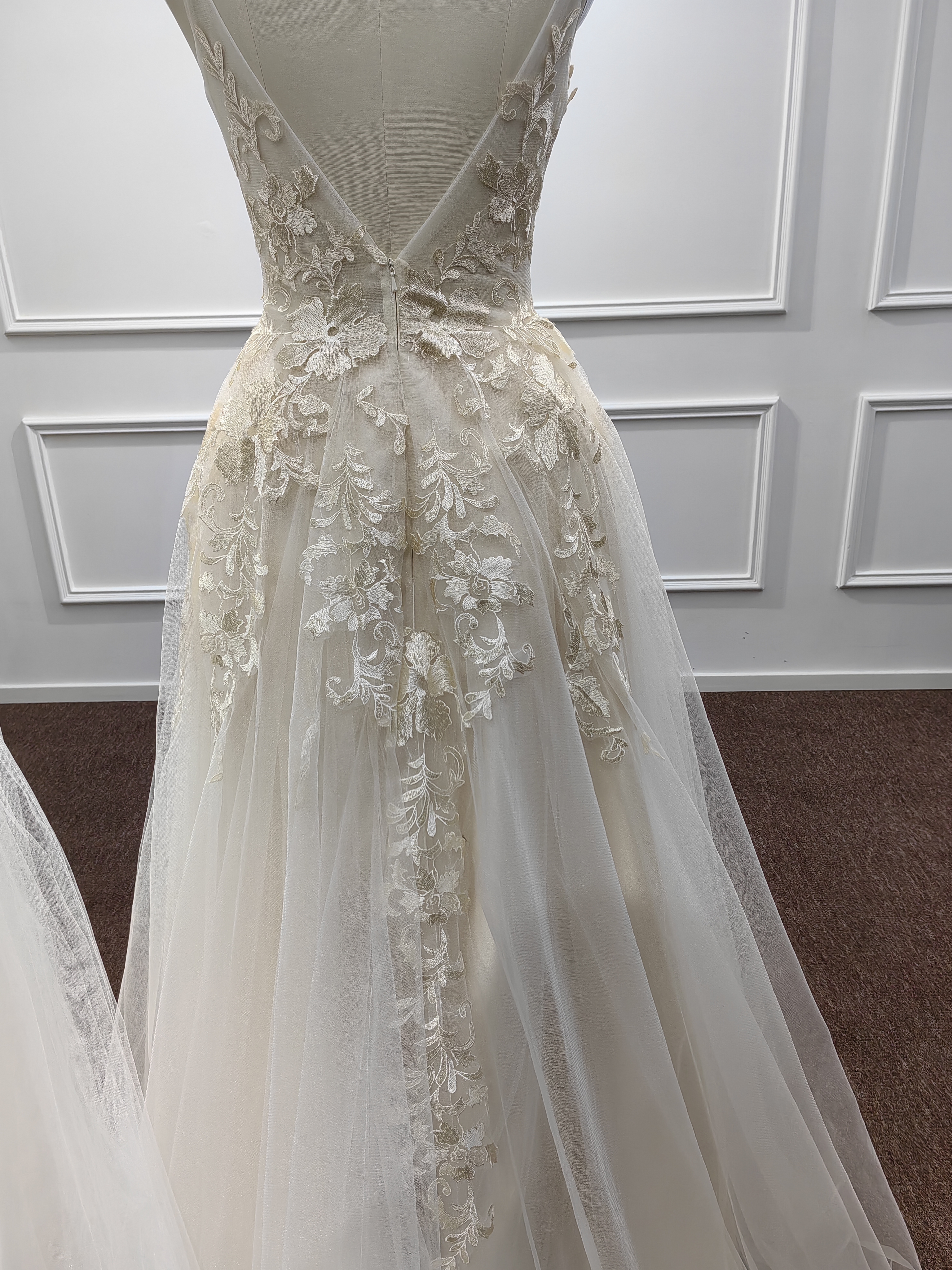 Graceful Appliques Tulle A-line Wedding Dress with Spaghetti Straps