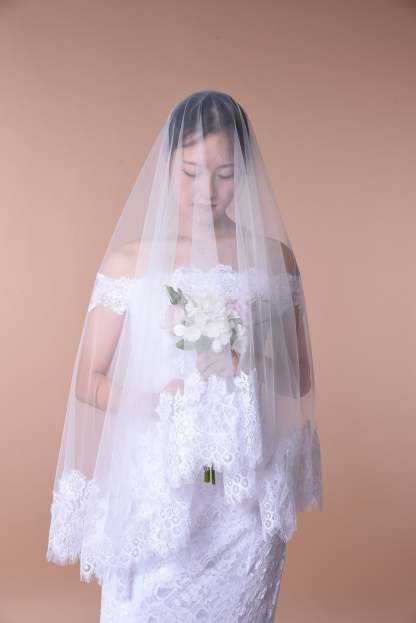 Ethereal Lace-Trimmed Single-Layer Wedding Veil